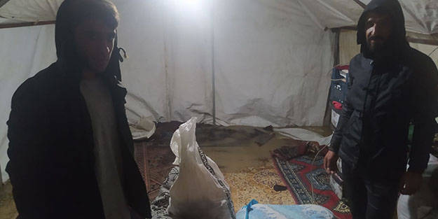 Mevsimlik işçilerin çadırlarını su bastı: 270 işçi ve 30 çocuk tahliye edildi
