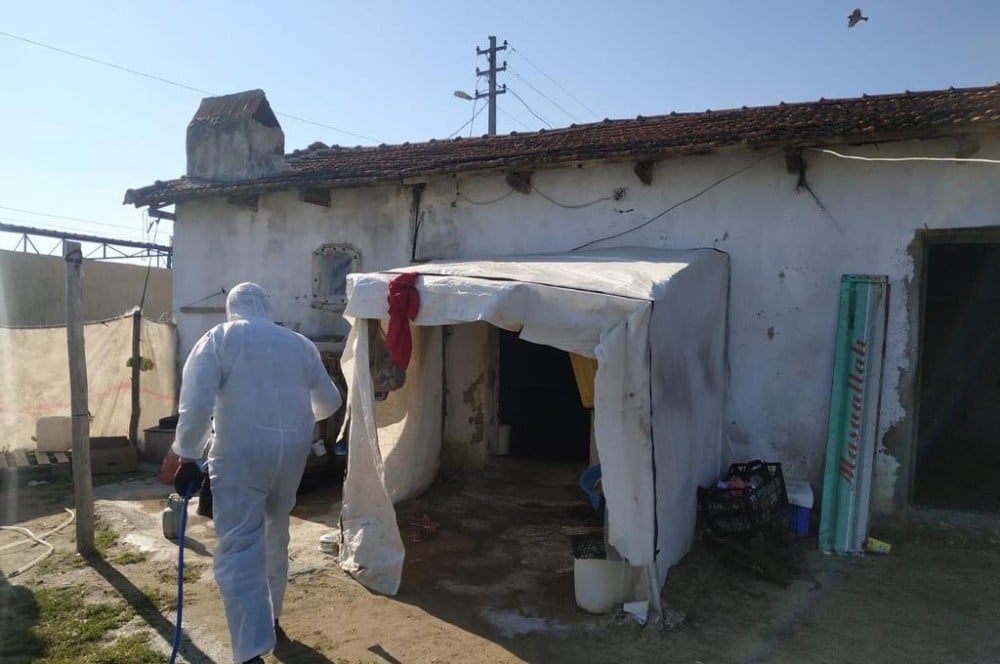 Mevsimlik işçilerin konaklama yerleri dezenfekte edildi 