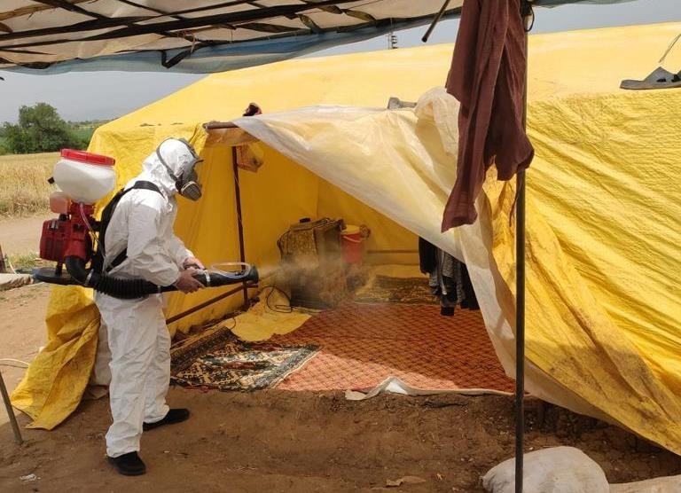 Mevsimlik işçilerin konaklama yerlerinde dezenfekte çalışması 