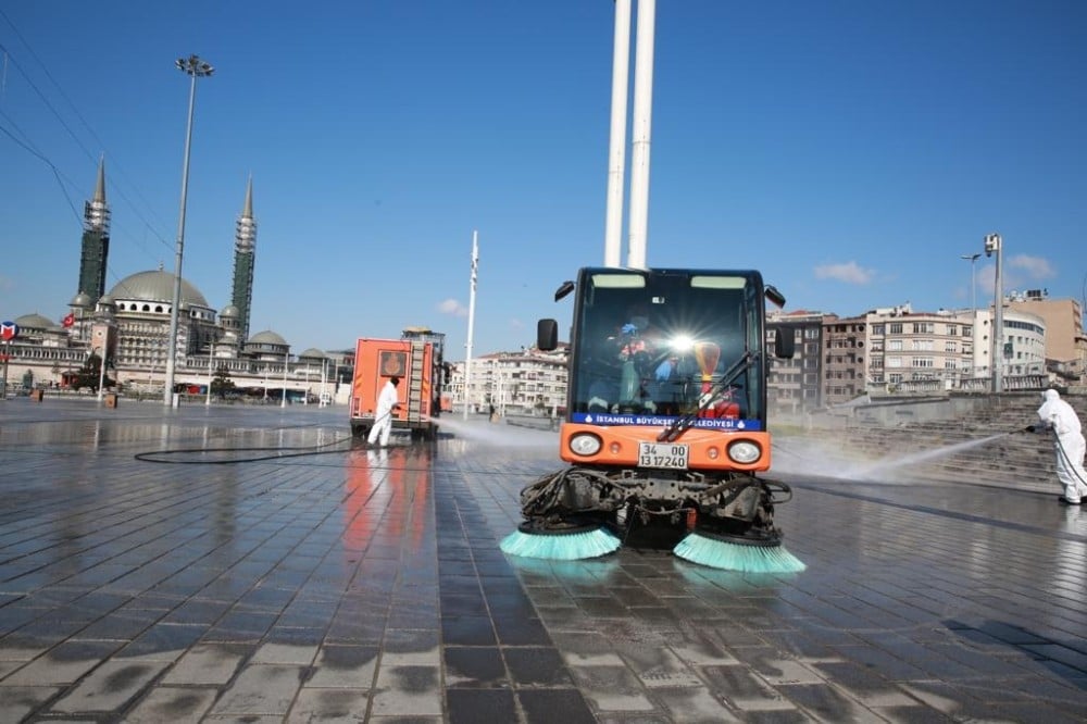 Meydan ve sokaklar mesai başlangıcına hazır hale getirildi 
