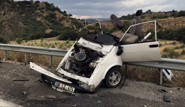 Meydana gelen feci kazada otomobil ikiye ayrıldı