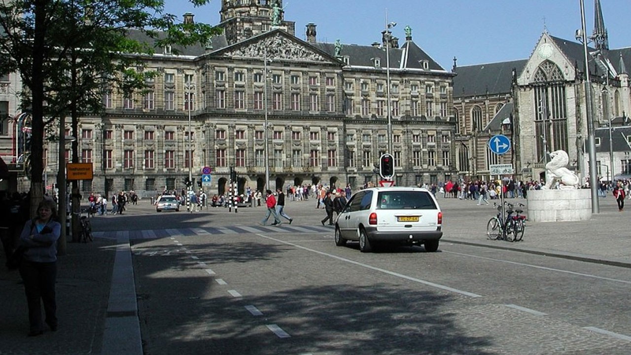 Meydanda panik anları! Araç patladı