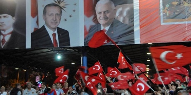 Meydanlarda demokrasi nöbeti devam ediyor
