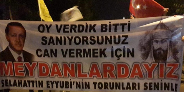 Meydanlarda dikkat çeken pankart!