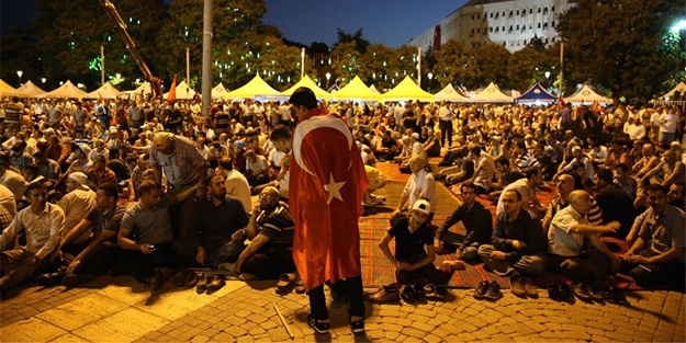 Meydanlarda halkın nöbeti devam ediyor