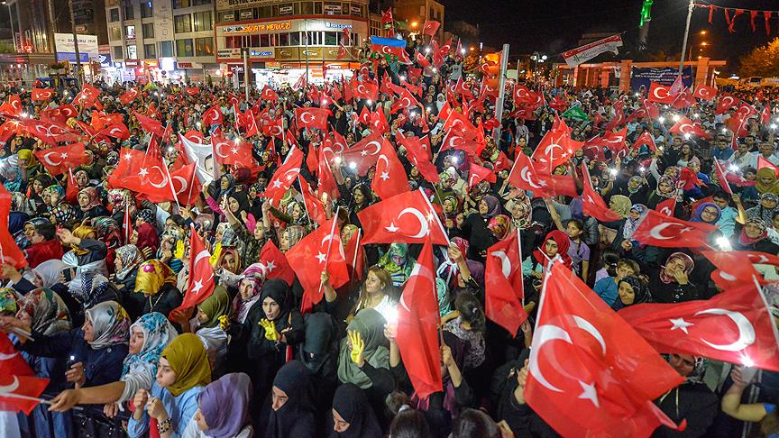 Meydanlardaki demokrasi nöbeti devam ediyor