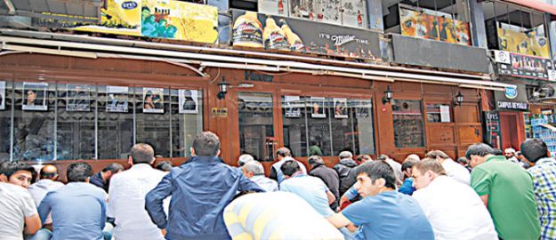 Meyhane önünde CUMA NAMAZI