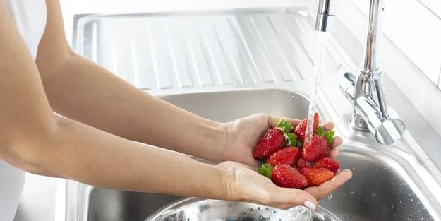  Meyve ve sebzeleri soymayın, böyle yıkayın! Meyve ve sebzeler nasıl yıkanmalı? Mikrobiyolog açıkladı