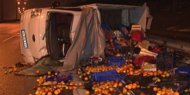 Meyve yüklü kamyonet devrildi! 1 yaralı