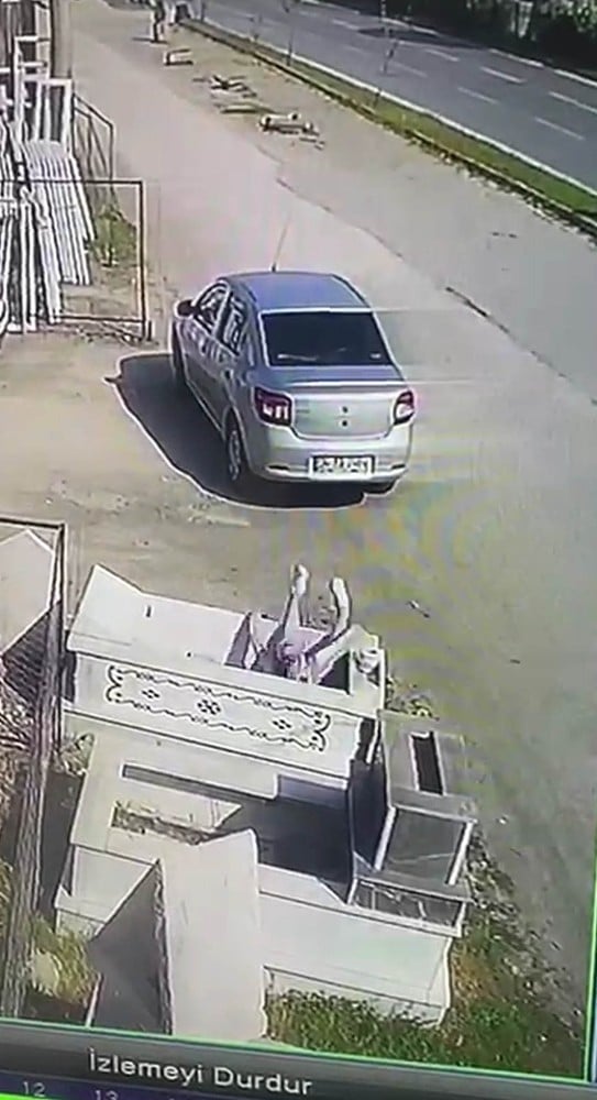 Mezar içine düşen vatandaş güldürdü 