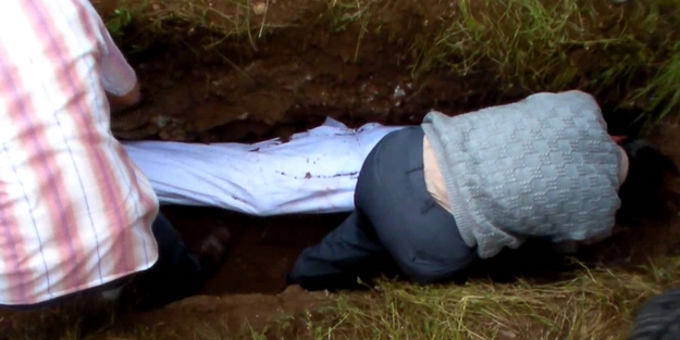Mezar kazıcısı gencin başından geçen tüyler ürperten olay
