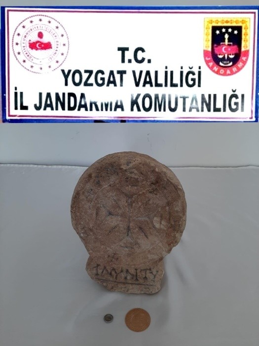 Mezar taşı ve sikke ele geçirildi 