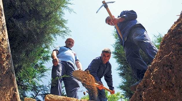 Mezara gömülürken yüzü kıbleye döndürülemedi!