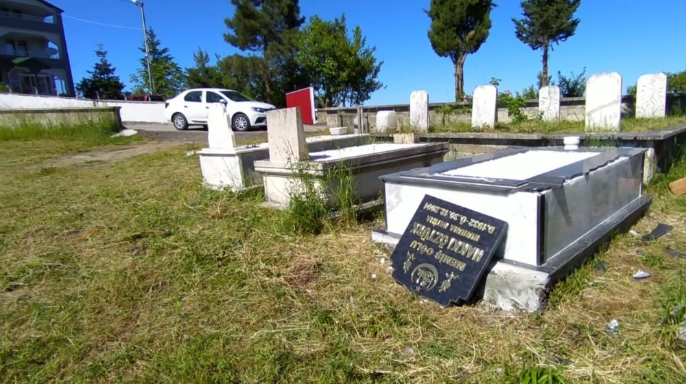 Mezarları parçalayan şahıs güvenlik kamerasına yakalandı 