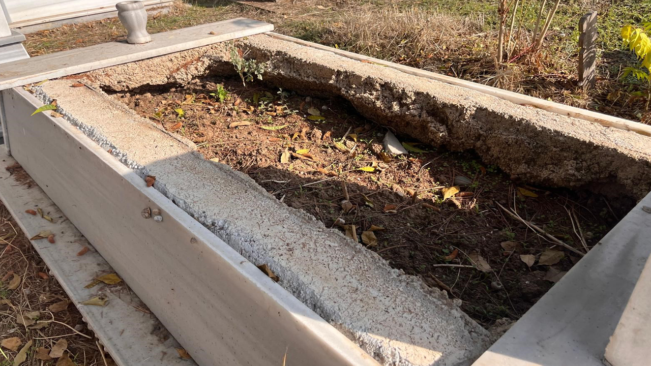 Mezarlık canavarı yakalandı! Evinin bahçesini mezarlardan çaldığı mermerlerle döşemiş