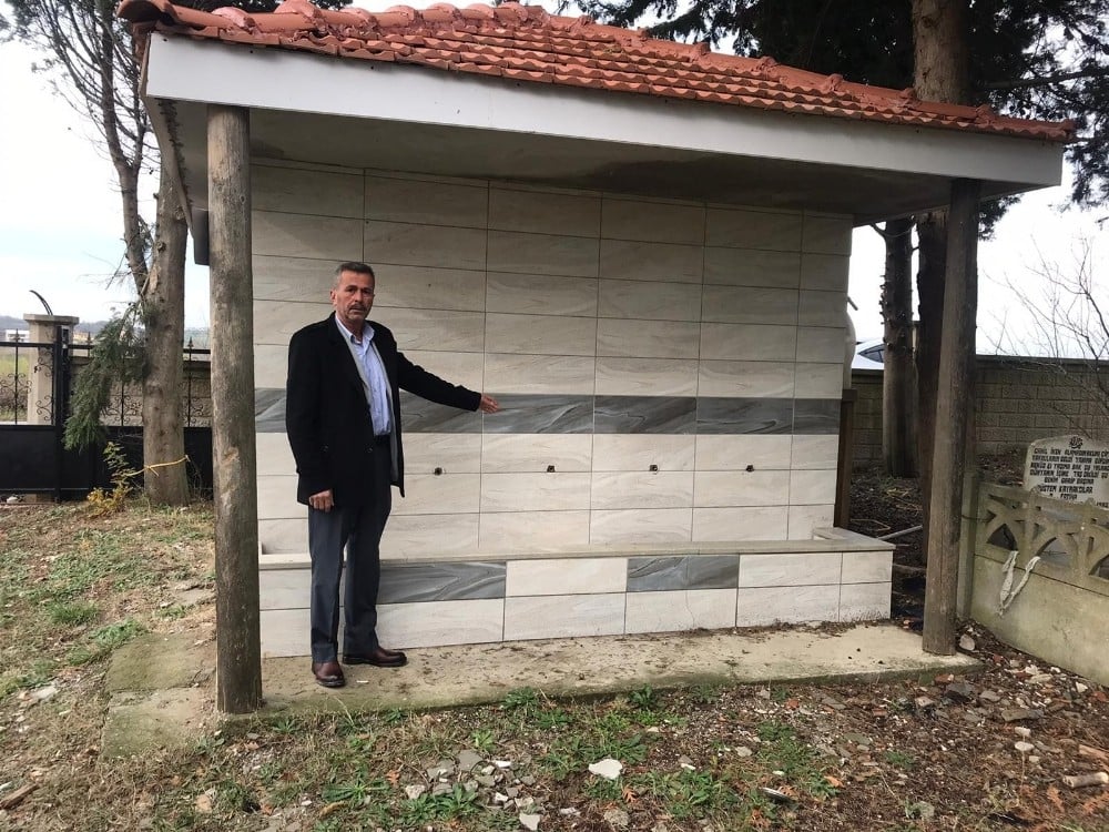 Mezarlık içindeki şadırvanın musluklarını çaldılar 