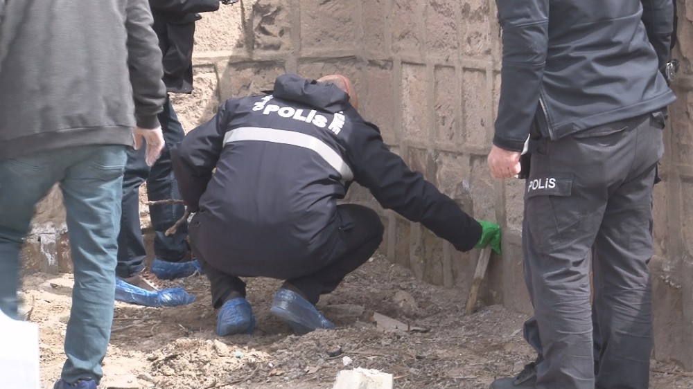 Mezarlık süsü verilen yer polisi harekete geçirdi 