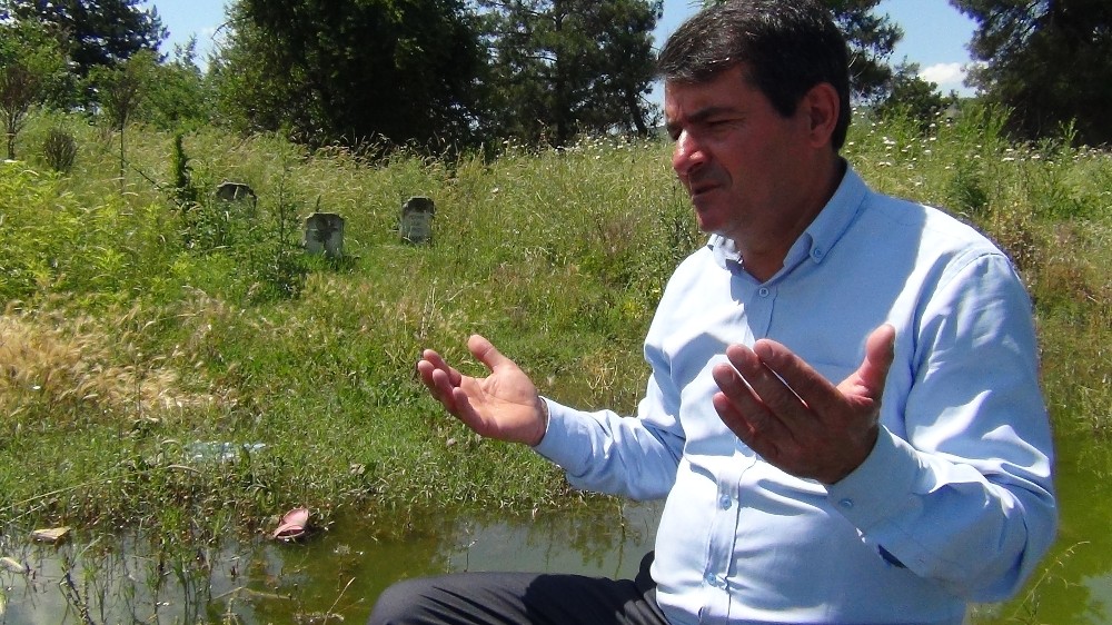 Mezarlık ziyaretlerini sandalla yapıyorlar 