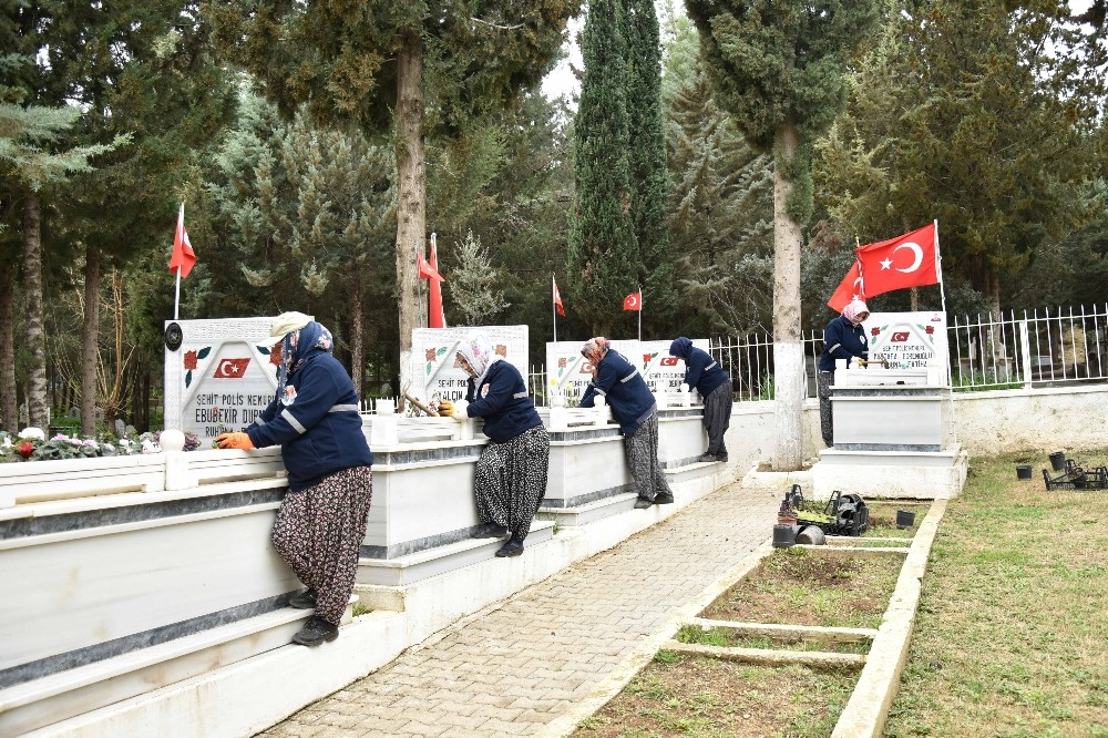 Mezarlıklar ve şehitliklere özel bakım 