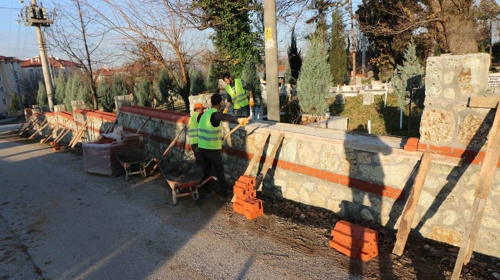 Mezarlıklara 14 bin metre taş duvar inşa edildi 