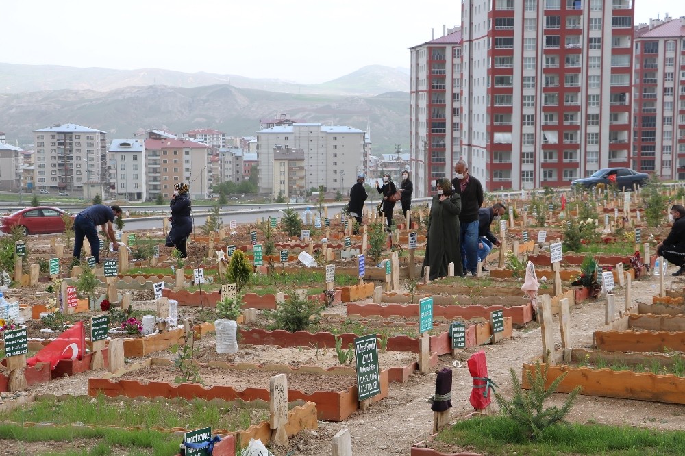 Mezarlıklara bayram öncesi erken ziyaret 