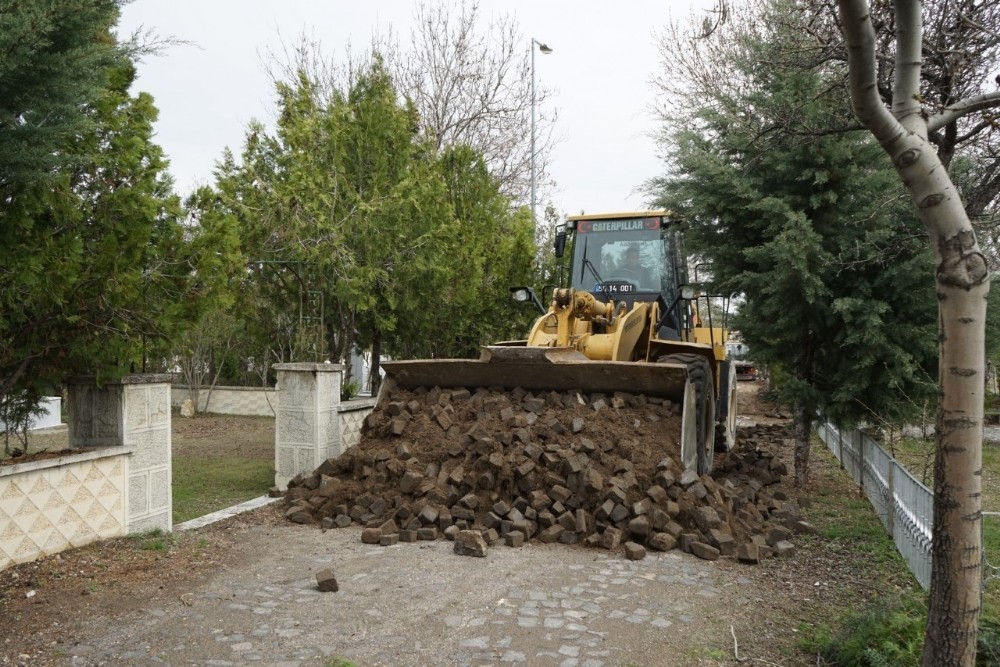 Mezarlıklarda bakım ve yenileme çalışması yapılıyor 