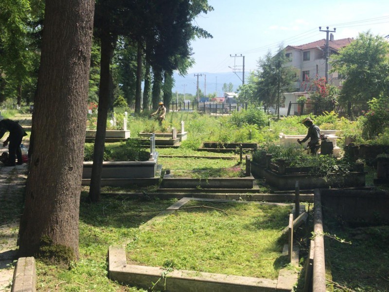 Mezarlıklarda bayram temizliği 