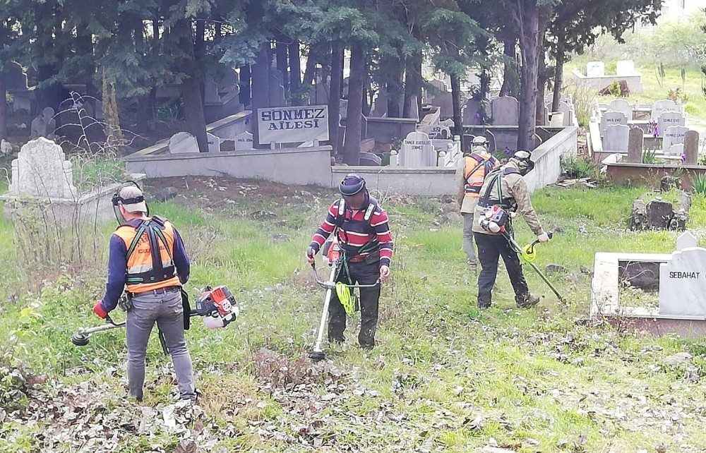 Mezarlıklarda ‘bayram’ temizliği 