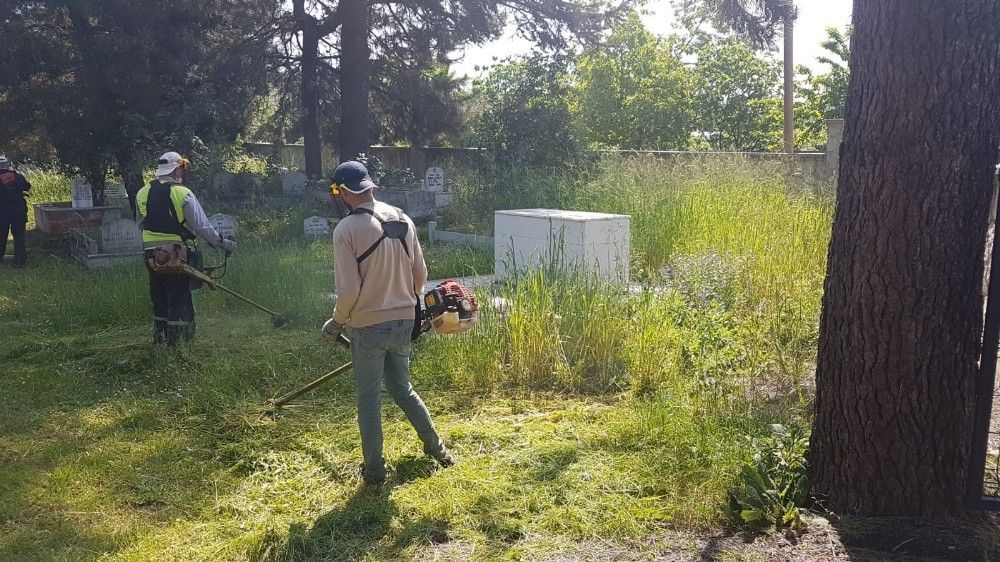 Mezarlıklarda temizlik yapıldı 