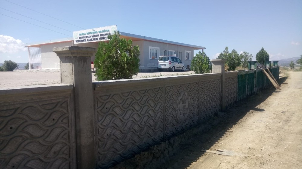 Mezarlıklardaki bakım onarım çalışmaları devam ediyor 