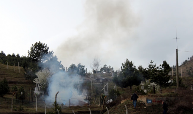 Mezarlıkta el bombası bulundu