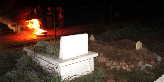 Mezarlıkta gece nöbeti