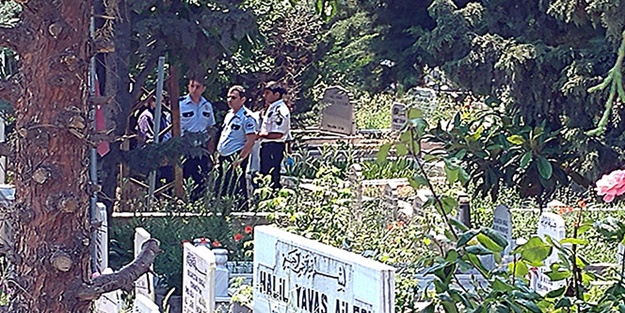 Mezarlıkta kazılan yeri açan görevliler şoke oldu