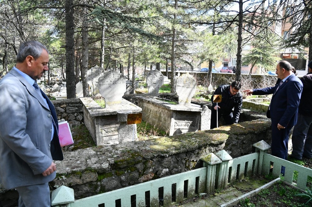 Mezarlıkta Osmanlıca yazılı mezar taşları Türkçe’ye tercüme edildi 