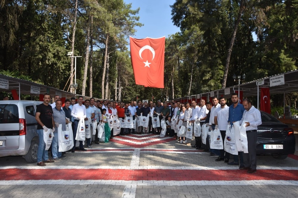 Mezarlıkta temizlik yapıp bayramlaştılar 