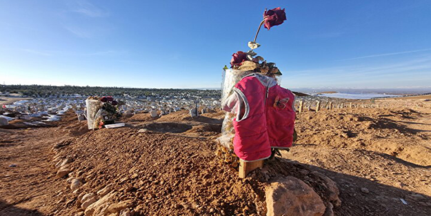 Mezarlıktaki kırmızı montun altından dram çıktı!