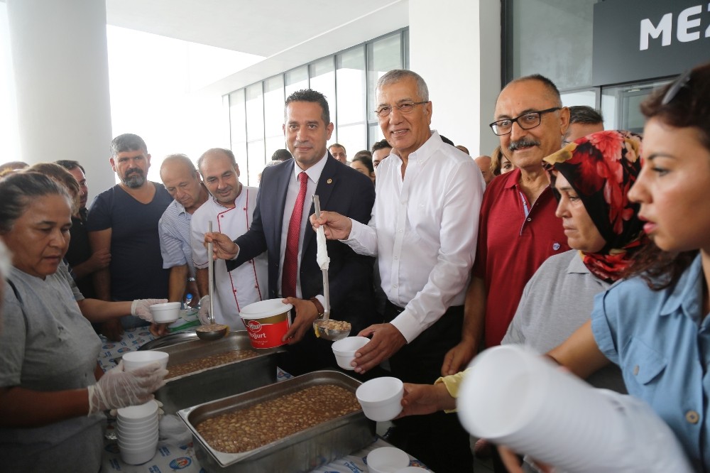 Mezitli Belediyesi aşure dağıttı 