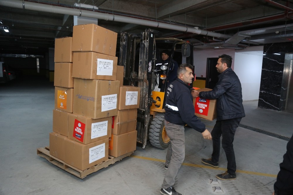 Mezitli Belediyesinden depremzedelere gıda ve giyecek yardımı 