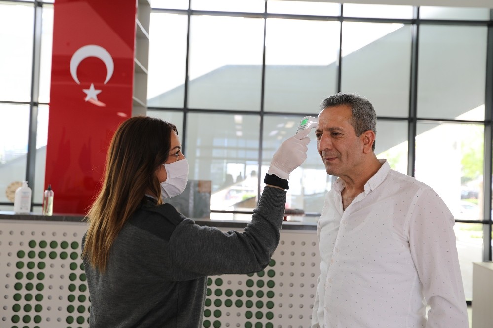 Mezitli Belediyesine girişlerde ateş ölçerli tedbir 