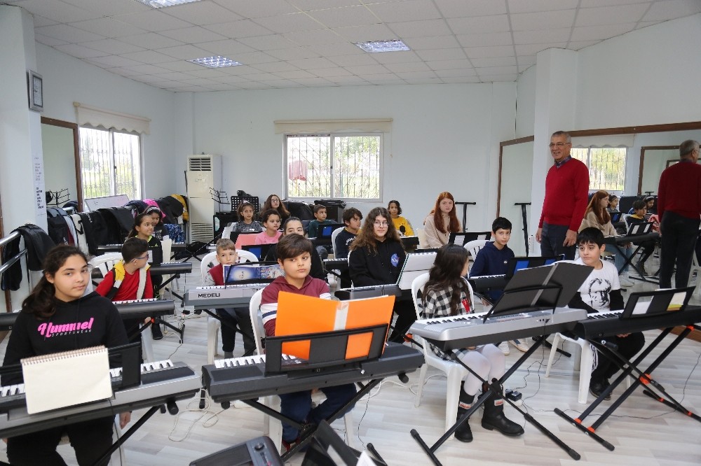 Mezitli Belediyesi’nin piyano kursuna yoğun ilgi 