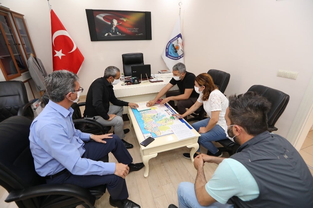 Mezitli’de berber ve kuaförler dezenfekte ediliyor 