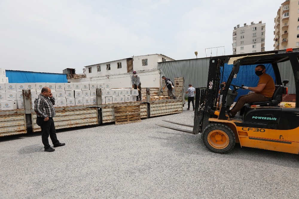 Mezitli’de gıda ve hijyen paketleri dağıtılmaya devam ediliyor 