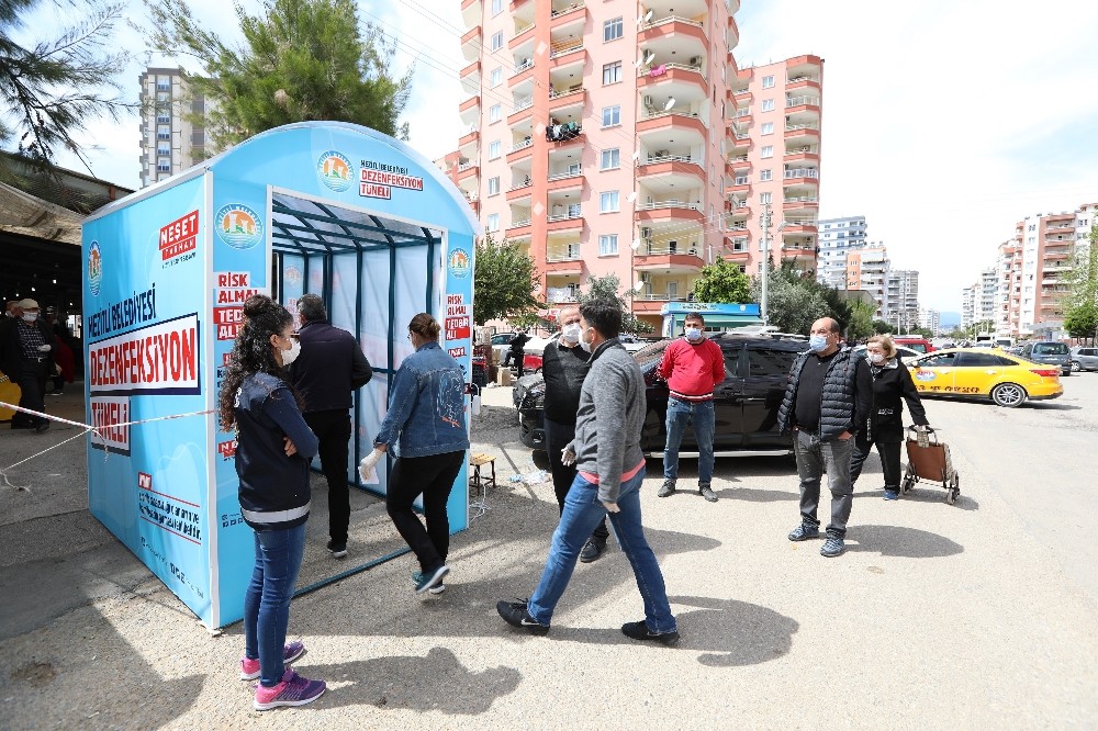 Mezitli’de pazar yerlerine dezenfektan tüneli yerleştirildi 
