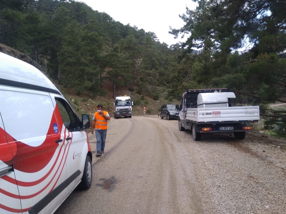 Mezitli’de yol yapım çalışmasına vatandaşlar destek verdi 