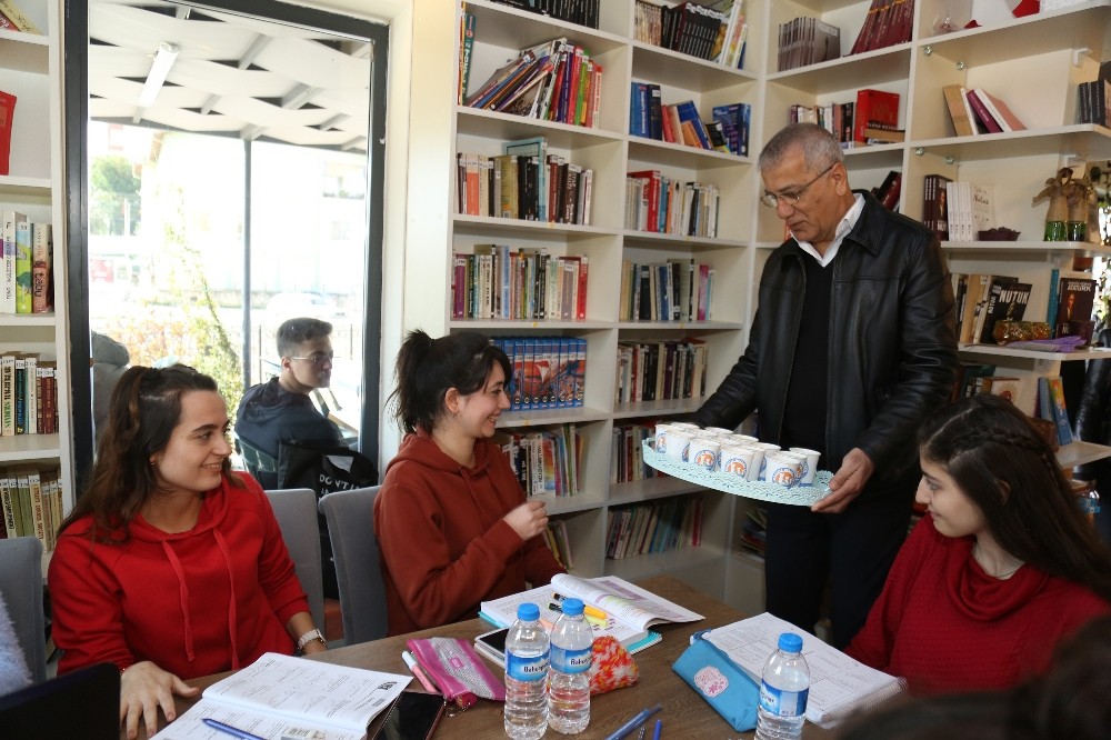 Mezitli’deki Kafe Kütüphanede her gün çorba ikramı yapılıyor 