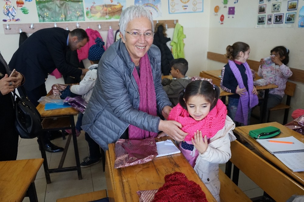 Mezitlili kadınlardan öğrencilere yeni yıl hediyesi 