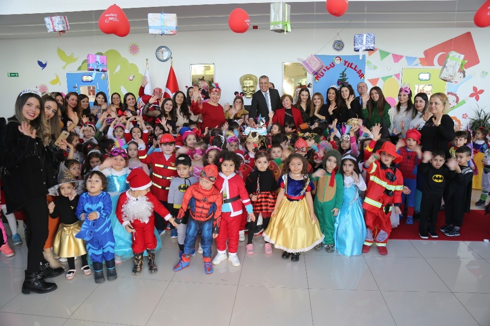 Mezitli’nin minikleri yeni yılı kostüm partisi ile karşıladı 