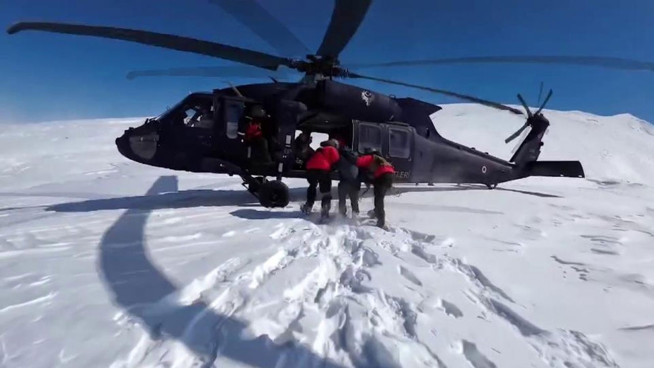 Mezrada mahsur kalan vatandaşı askeri helikopter kurtardı