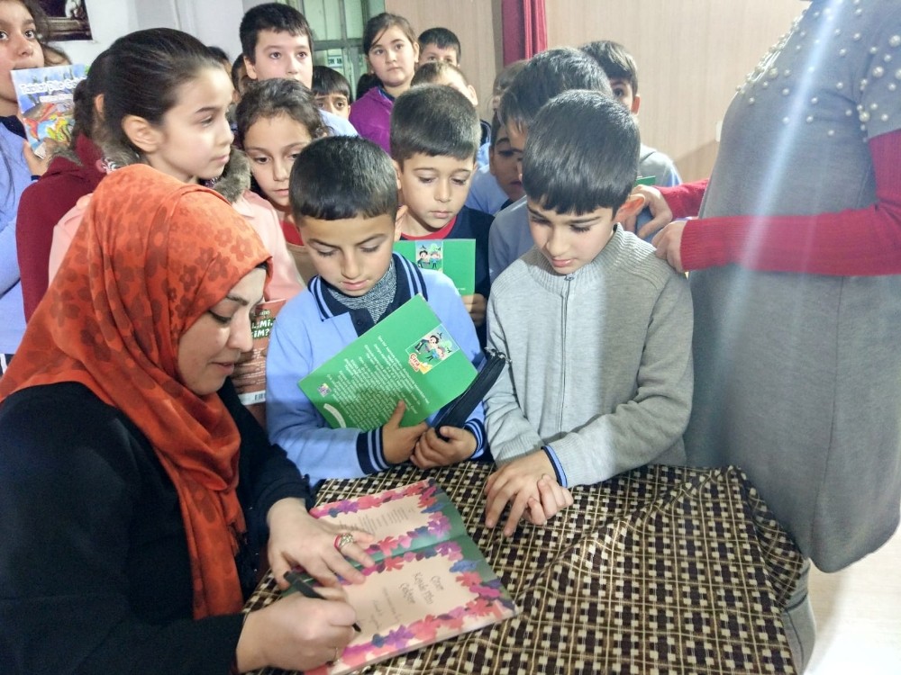 Mezun olduğu okulda kitaplarını imzaladı 