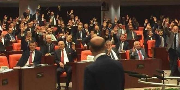 MHP ile HDP'nin el ele verdiği anın fotoğrafı